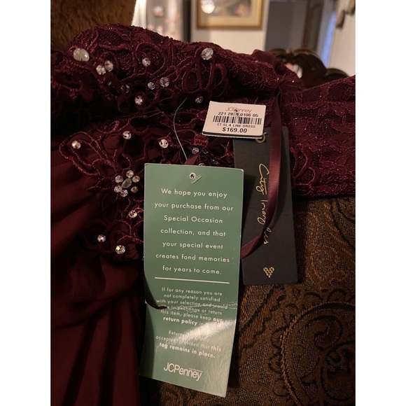 City Triangles Wedding/Prom Dress. - Picture 2 of 4